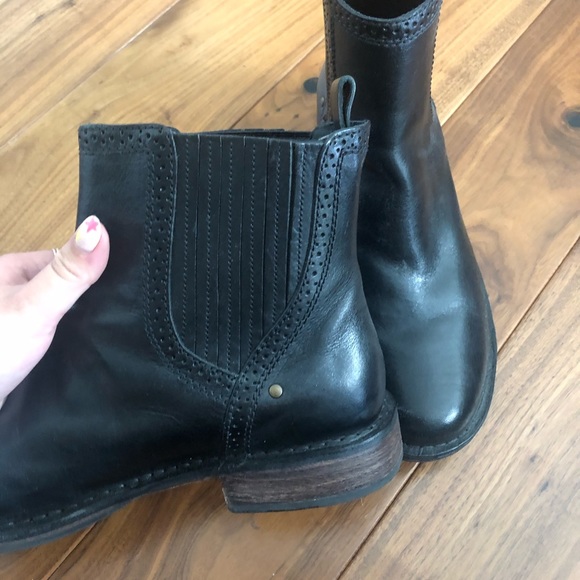 Leather UGG boots - Picture 4 of 6